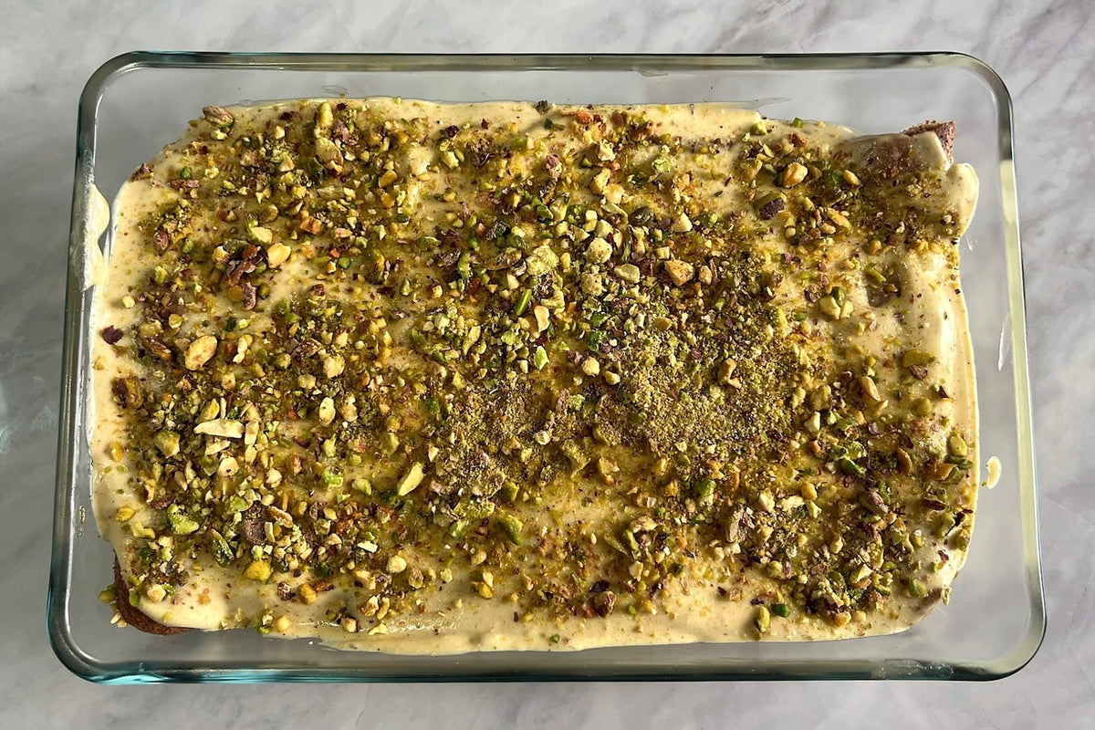 Pistazien-Tiramisu mit Nocissimo Pistaziencreme und gehackten Pistazien in einer Schale